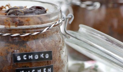 SchokokuchenimGlasmitPflaumenmus