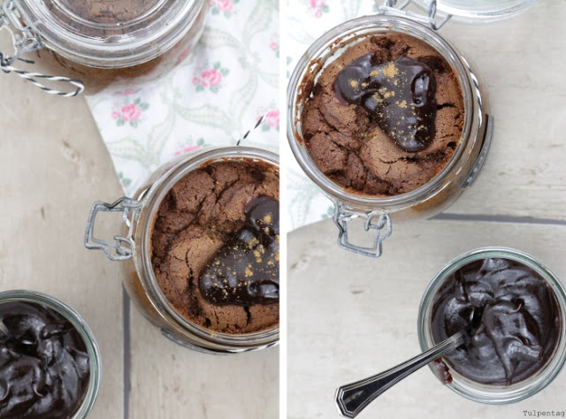 Schokoladenkuchen im Glas mit warmem Pflaumenmus