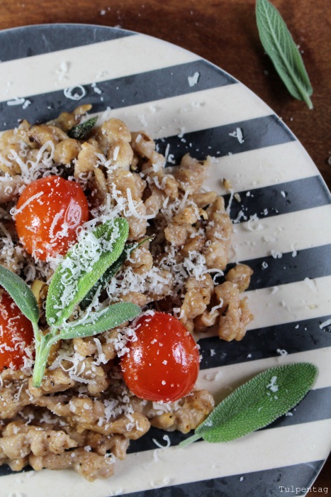 Walnuss-Spätzle mit Salbei-Nuss-Butter - Tulpentag. Schnelle Rezepte.