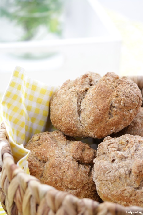 Brötchen mit Quark und Nüssen in nur 30 Minuten. Einfaches und schnelles Rezept, um Brötchen selber zu backen. Ohne Gehen aus Vollkorn.