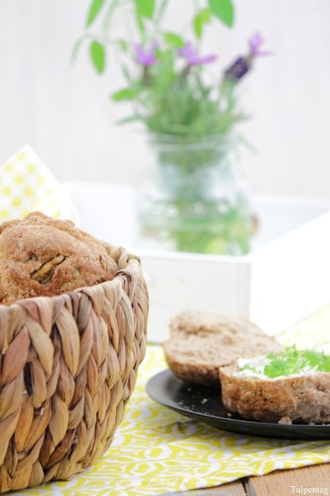 Brötchen mit Quark und Nüssen in nur 30 Minuten. Einfaches und schnelles Rezept, um Brötchen selber zu backen. Ohne Gehen aus Vollkorn.