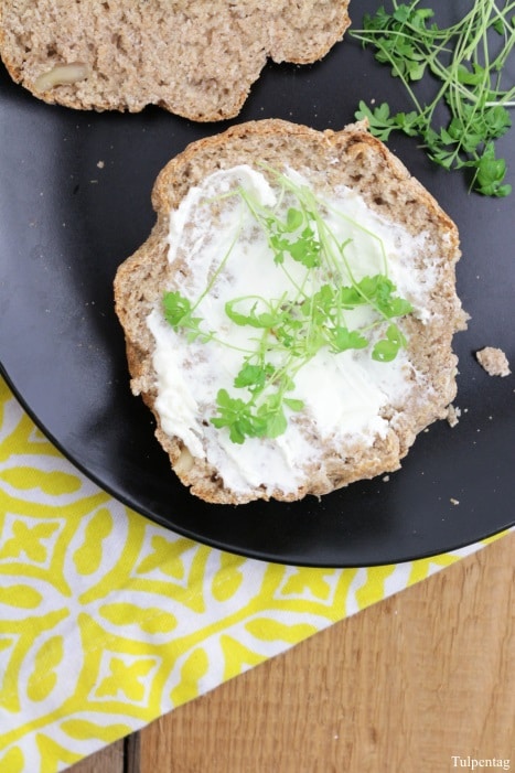 Brötchen mit Quark und Nüssen in nur 30 Minuten. Einfaches und schnelles Rezept, um Brötchen selber zu backen. Ohne Gehen aus Vollkorn.