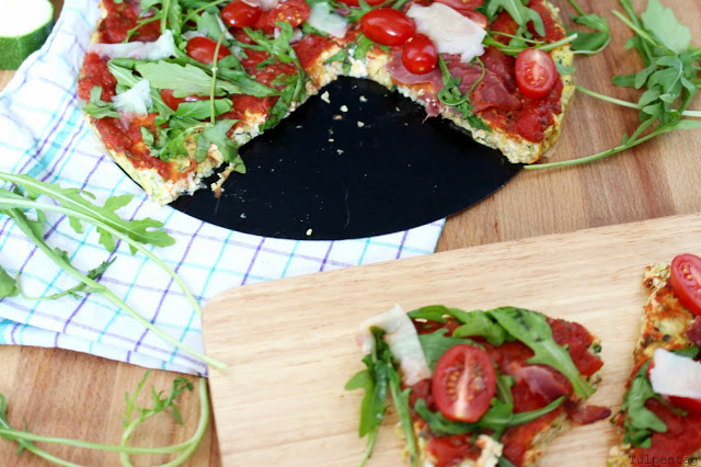 Low Carb Pizza mit Zucchini-Mandel-Feta-Boden - Tulpentag. Schnelle ...