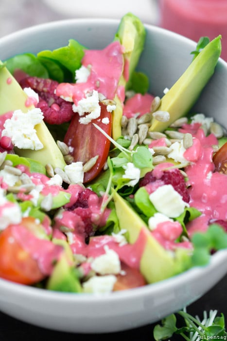 Sommer-Salat Rezept Salat mit Himbeeren Feta Avocado Vinaigrette