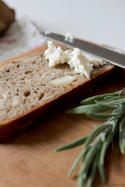 Rezept: Kartoffelbrot mit Nüssen und Kräutern - tulpentag