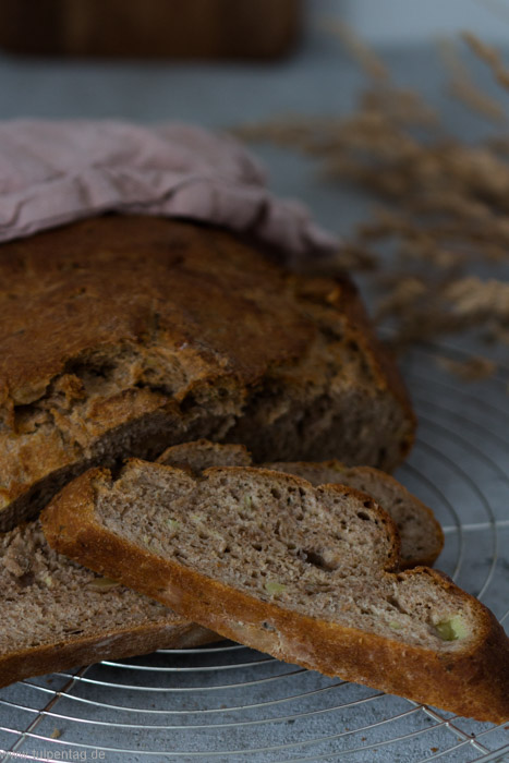 Rezept: Kartoffelbrot mit Nüssen und Kräutern - tulpentag