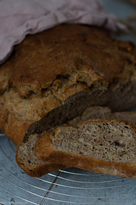 Kartoffelbrot mit Nüssen und Kräutern. Einfaches Rezept für Brot selber backen.