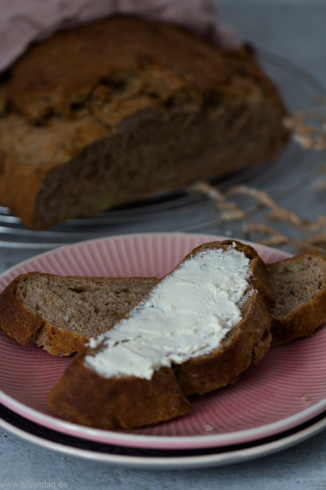 Kartoffelbrot mit Nüssen und Kräutern. Einfaches Rezept für Brot selber backen.