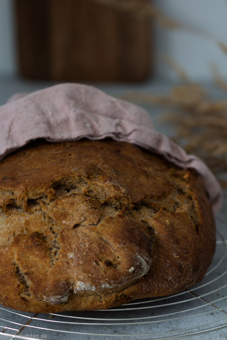 Kartoffelbrot mit Nüssen und Kräutern. Einfaches Rezept für Brot selber backen.