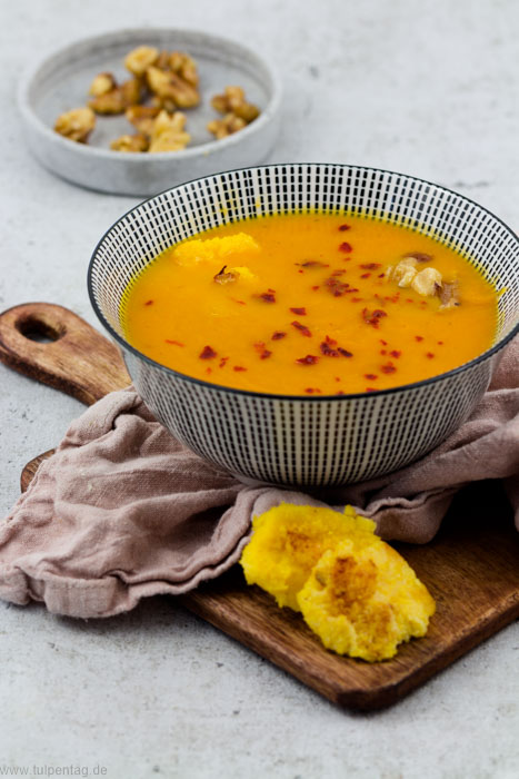 Karottensuppe. Vegetarische Suppe mit kandierten Walnüssen und gerösteter Polenta.