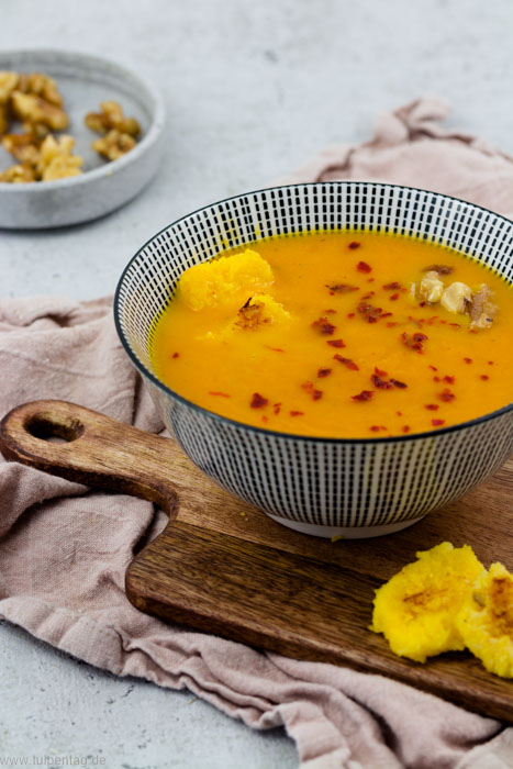 Karottensuppe. Vegetarische Suppe mit kandierten Walnüssen und gerösteter Polenta.