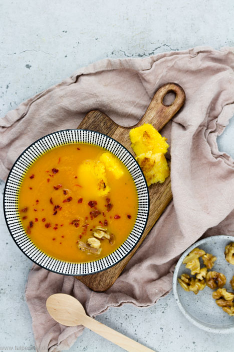 Karottensuppe. Vegetarische Suppe mit kandierten Walnüssen und gerösteter Polenta.