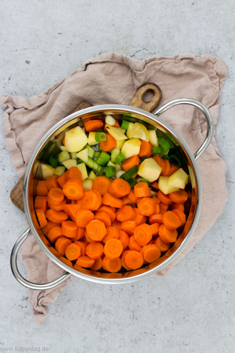 Karottensuppe. Vegetarische Suppe mit kandierten Walnüssen und gerösteter Polenta.