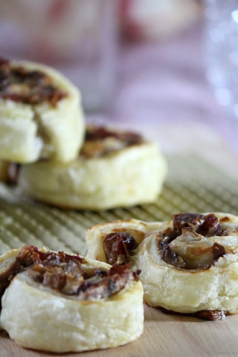 Blätterteig-Schnecken mit Schinken, Frischkäse, Datteln und Pilzen. Leckerer Snack, der als Fingerfood genießbar ist.