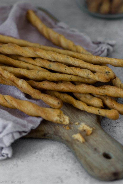 Grissini selber machen. Rezept mit Parmesan, Kräutern und Gewürzen. Snack für Party oder Brunch.