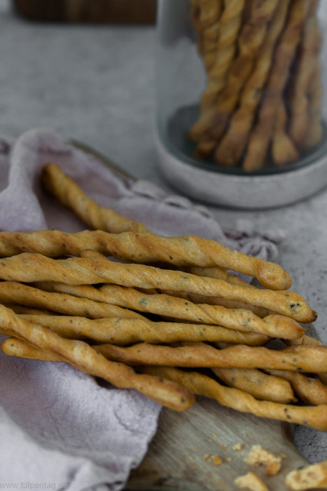 Grissini selber machen. Rezept mit Parmesan, Kräutern und Gewürzen. Snack für Party oder Brunch.