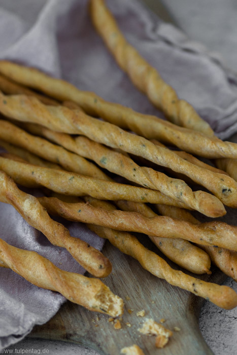 Grissini selber machen. Rezept mit Parmesan, Kräutern und Gewürzen. Snack für Party oder Brunch.