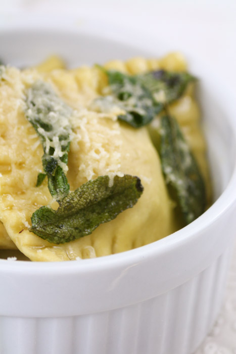 Ravioli selber machen mit Maronen und Salbeibutter. Ein so leckeres Rezept.