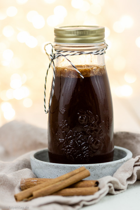 Zimtsirup. Sirup mit Zimt. Geschenk aus der Küche