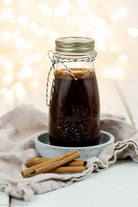 Zimtsirup. Sirup mit Zimt. Geschenk aus der Küche