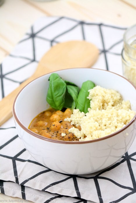 Kichererbsen-Curry mit Couscous in 20 Minuten #Rezept #vegetarisch #schnell #feierabendküche #schnelleküche #vegan