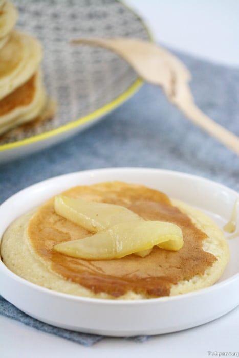 Gesunde-Dinkel-Pancakes-mit-karamellisierten-Birnen