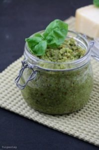 Gruenes-Mandel-Pesto