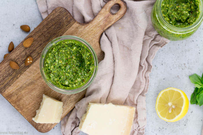 grünes Pesto mit Mandeln grün vegetarisch Rezept schnell Basilikum