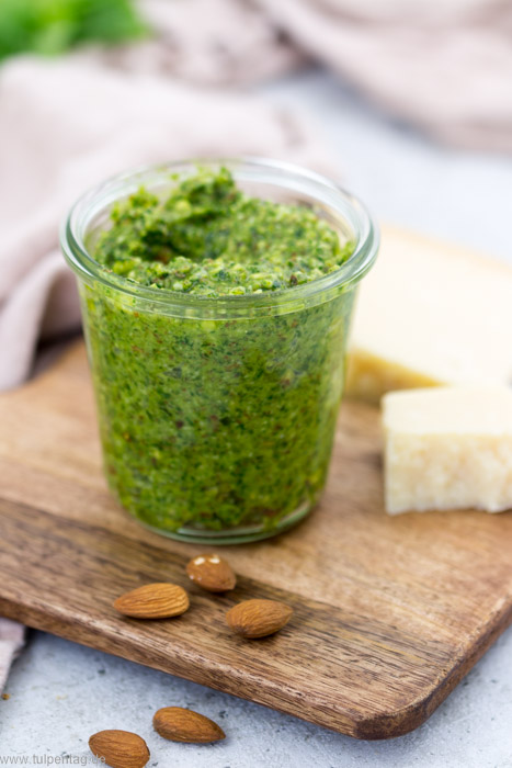 grünes Pesto mit Mandeln grün vegetarisch Rezept schnell Basilikum