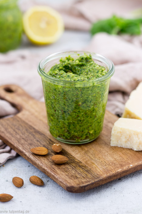 grünes Pesto mit Mandeln grün vegetarisch Rezept schnell Basilikum