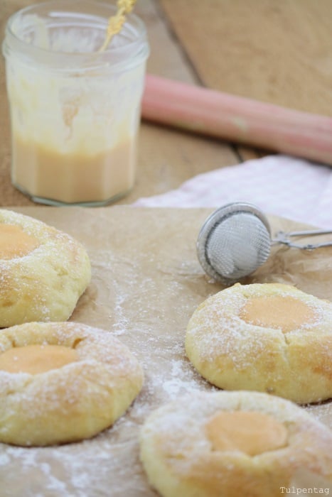 Rhabarbercurd Gebäck Hefeküchlein Curd Rezept Backen mit Rhabarber