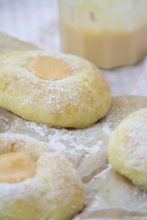 Rhabarbercurd Gebäck Hefeküchlein Curd Rezept Backen mit Rhabarber