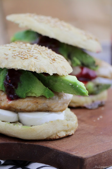 burger haehnchen ketchup sommer grillen avocado buns