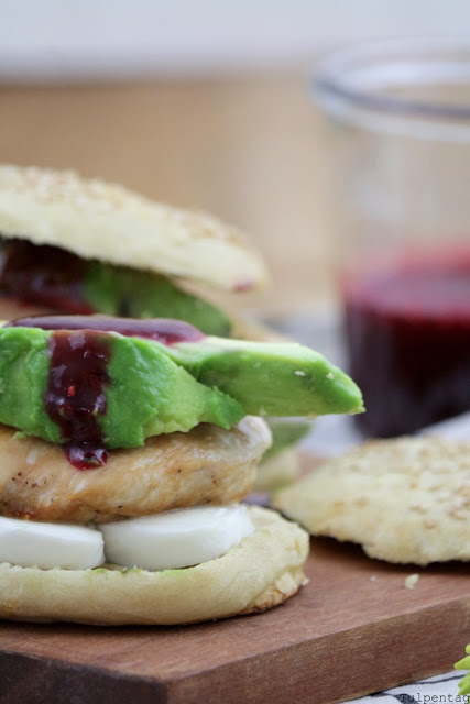 burger haehnchen ketchup sommer grillen avocado buns