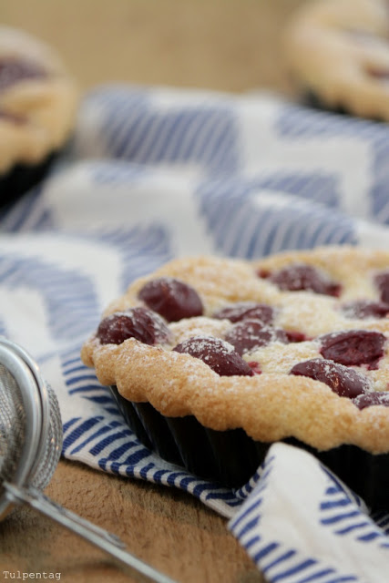 Schnelle Biskuit-Tartelettes mit Kirschen - Tulpentag