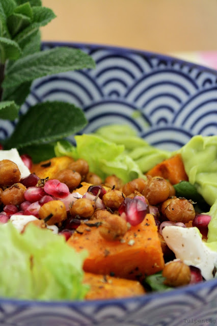 Süßkartoffelsalat mit gerösteten Kichererbsen, Granatapfelkernen und ...