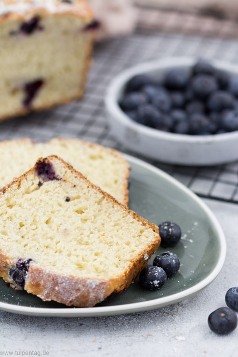 Schneller und einfacher Quarkkuchen mit Heidelbeeren aka Blaubeeren. #magerquark #kuchen #schnell #kastenform #kastenkuchen #quark #rezept