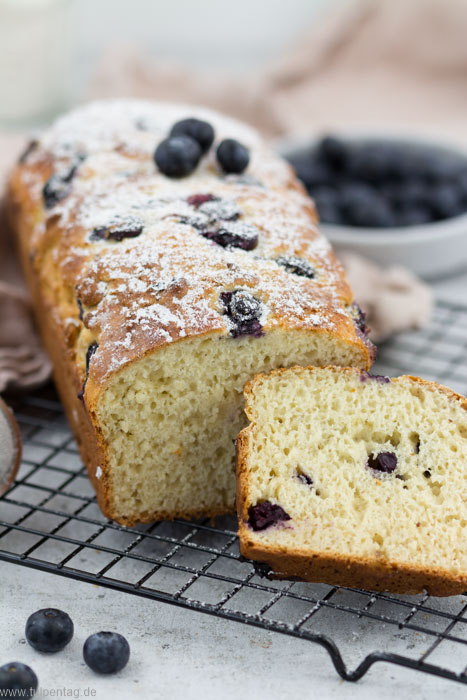 Schneller und einfacher Quarkkuchen mit Heidelbeeren aka Blaubeeren. #magerquark #kuchen #schnell #kastenform #kastenkuchen #quark #rezept