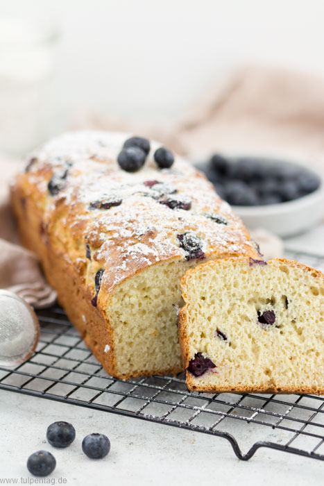 Schneller und einfacher Quarkkuchen mit Heidelbeeren aka Blaubeeren. #magerquark #kuchen #schnell #kastenform #kastenkuchen #quark #rezept