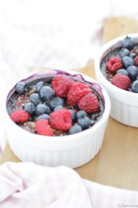 Baked Quinoa mit Schokolade und Beeren