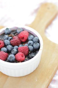 Baked Quinoa mit Schokolade und Beeren