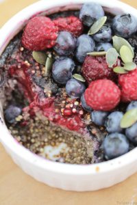 Baked Quinoa mit Schokolade und Beeren