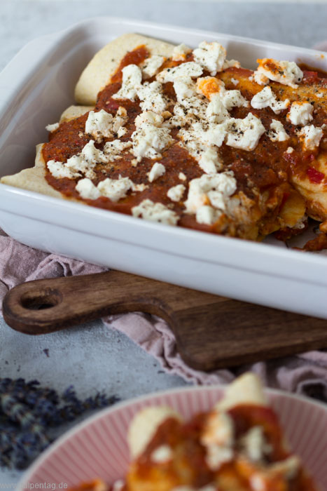 Vegetarische Enchiladas mit Paprika, Mais und Feta #rezept #schnell #einfach #vegetarisch #wraps #enchiladas