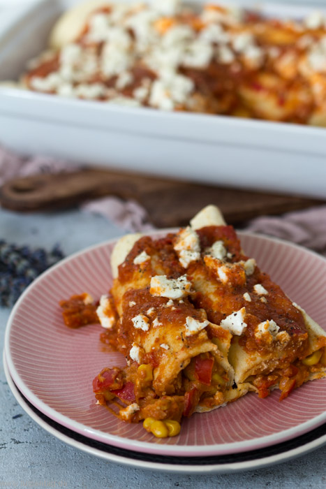 Vegetarische Enchiladas mit Paprika, Mais und Feta