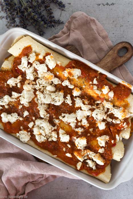 Vegetarische Enchiladas mit Paprika, Mais und Feta #rezept #schnell #einfach #vegetarisch #wraps #enchiladas
