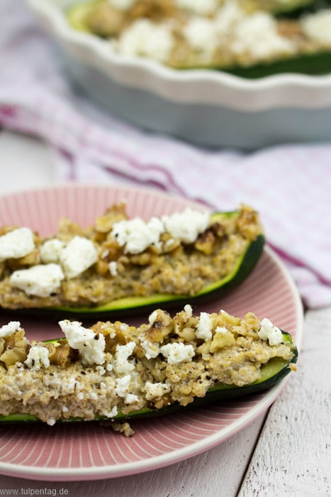 Gefüllte Zucchini mit Quinoa, Walnüssen und Feta - Tulpentag. Schnelle ...