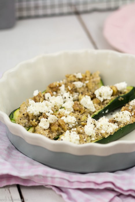 Gefüllte Zucchini mit Quinoa, karamellisierten Walnüssen und Feta #vegetarisch #rezept #schnell #gesund