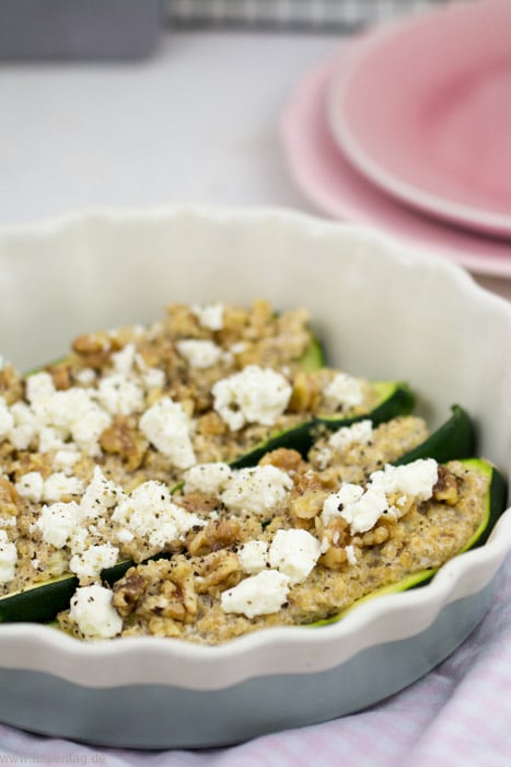 Gefüllte Zucchini mit Quinoa, karamellisierten Walnüssen und Feta #vegetarisch #rezept #schnell #gesund