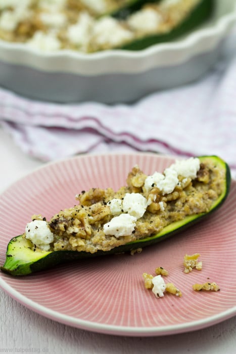 Gefüllte Zucchini mit Quinoa, karamellisierten Walnüssen und Feta #vegetarisch #rezept #schnell #gesund