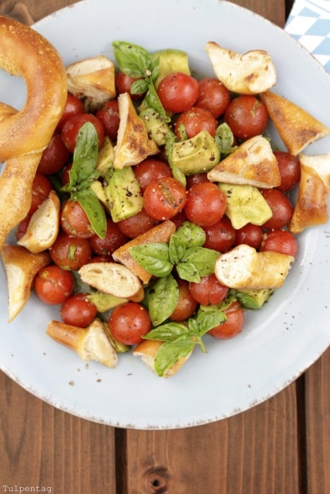 Brezel-Salat. Rezept zum Oktoberfest. Vegetarisch und schnell gemacht